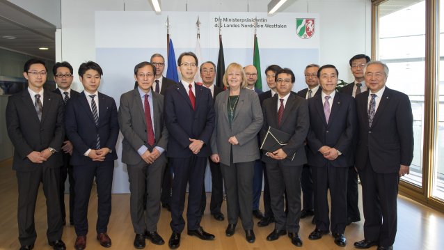 Ministerpräsidentin Hannelore Kraft hat am Dienstag, 17. Januar 2017 Herrn Masao Uchibori, Gouverneur der japanischen Präfektur Fukushima, und eine Delegation der Präfektur, zu einem Gespräch in der Staatskanzlei NRW empfangen. Am Gespräch nahm seitens der Landesregierung ebenfalls Franz-Josef Lersch-Mense teil, Minister für Bundesangelegenheiten, Europa und Medien und Chef der Staatskanzlei