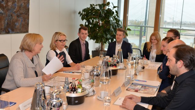 Ministerpräsidentin Hannelore Kraft diskutiert mit dbb-jugend nrw über Schutz und Sicherheit der Beschäftigten im öffentlichen Dienst