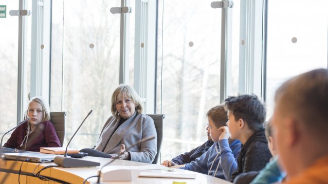Ministerpräsidentin Hannelore Kraft im Gespräch mit Schülerinnen und Schülern der Freien Christlichen Gesamtschule aus Siegburg