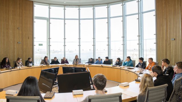 Ministerpräsidentin Hannelore Kraft im Gespräch mit Schülerinnen und Schülern der Freien Christlichen Gesamtschule aus Siegburg