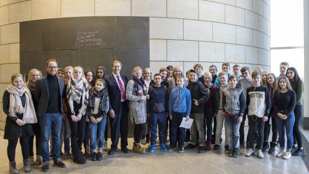 Ministerpräsidentin Hannelore Kraft im Gespräch mit Schülerinnen und Schülern der Freien Christlichen Gesamtschule aus Siegburg