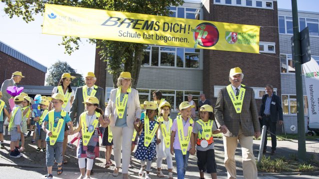 Ministerpräsidentin Kraft und Landesverkehrswacht NRW appellieren an Eltern: „Zu Fuß zur Schule ist besser!“