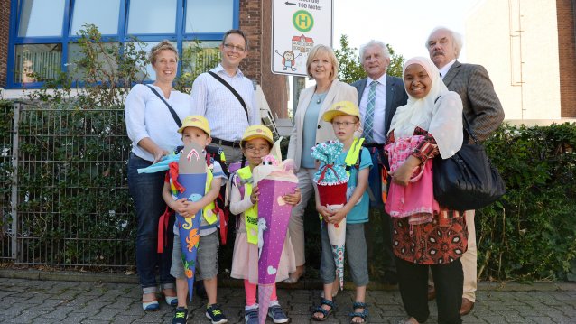 Menschengruppe vor einer Haltestelle