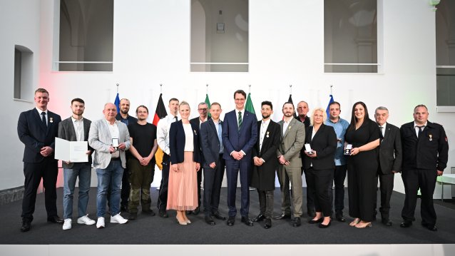 Ministerpräsident Hendrik Wüst verleiht 14 Personen die Rettungsmedaille des Landes Nordrhein-Westfalen