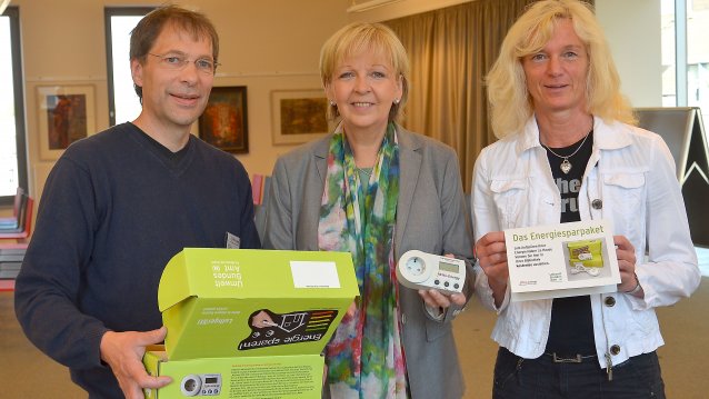 Ministerpräsidentin Kraft bei der Übergabe eines Energiesparpakets an die Stadtbibliothek Mülheim