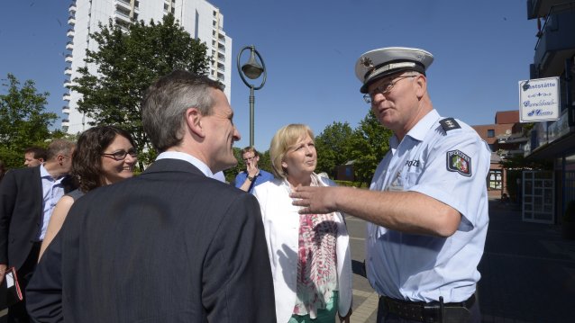 Ein Polizist gestikuliert neben Ministerpräsidentin Hannelore Kraft und Thomas Geisel