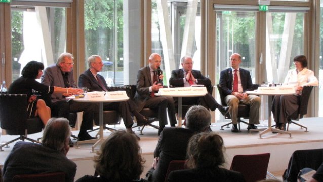 Bild der Podisumsdiskussion mit den Teilnehmern