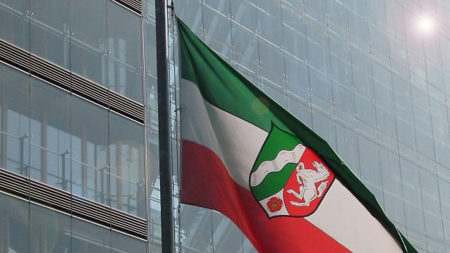 Wehende NRW-Fahne vor dem Gebäude der Staatskanzlei