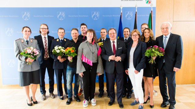 Gruppenbild mit MInisterpräsident Armin Laschet und den olympischen Teilnehmern.