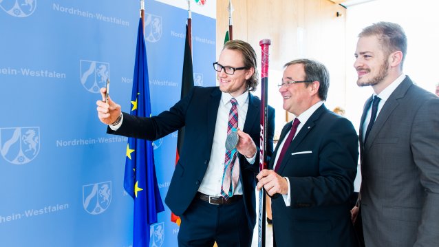 Ministerpräsident Armin Laschet und Regierungssprecher Christian Wiermer bei Fotoaufnahmen.