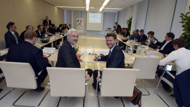 Das Foto zeigt Konstituierende Sitzung des neuen Beirats Digitale Wirtschaft NRW mit Wirtschaftsminister Duin (l.) und Prof. Kollmann, NRW-Beauftragter für Digitale Wirtschaft