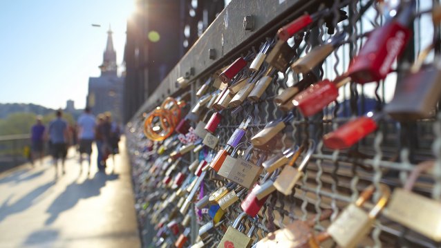 Das Bild zeigt die Liebesschlösser auf der Kölner Hohenzollernbrücke.
