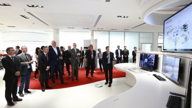 Wirtschaftsminister Duin und Generalkonsul Feng besuchen Huawei
