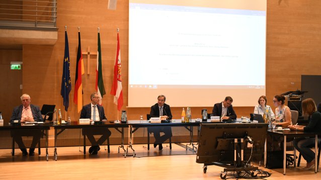 Ministerpräsident Armin Laschet und Gesundheitsminister Karl-Josef Laumann besuchen den Kreis Gütersloh