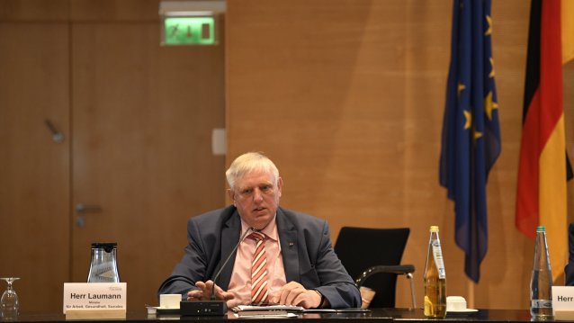 Ministerpräsident Armin Laschet und Gesundheitsminister Karl-Josef Laumann besuchen den Kreis Gütersloh