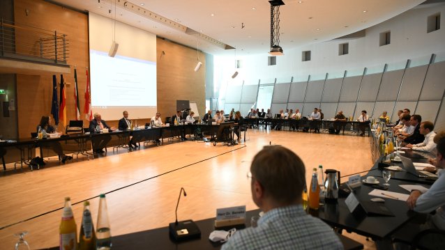 Ministerpräsident Armin Laschet und Gesundheitsminister Karl-Josef Laumann besuchen den Kreis Gütersloh