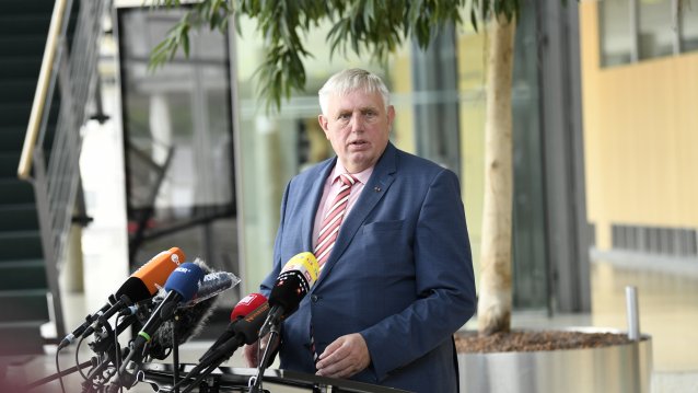 Ministerpräsident Armin Laschet und Gesundheitsminister Karl-Josef Laumann besuchen den Kreis Gütersloh