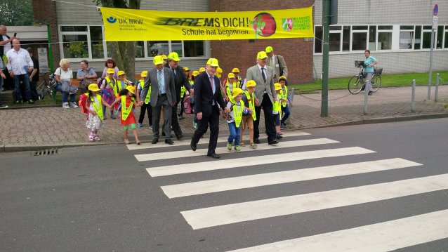 Verkehrsminister Groschek bei Aktion "Brems dich! Schule hat begonnen"