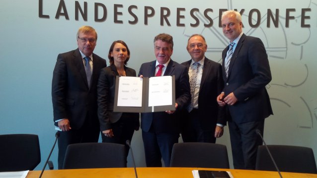 Vertreter des Bündnisses halten das Memorandum in die Kamera. 