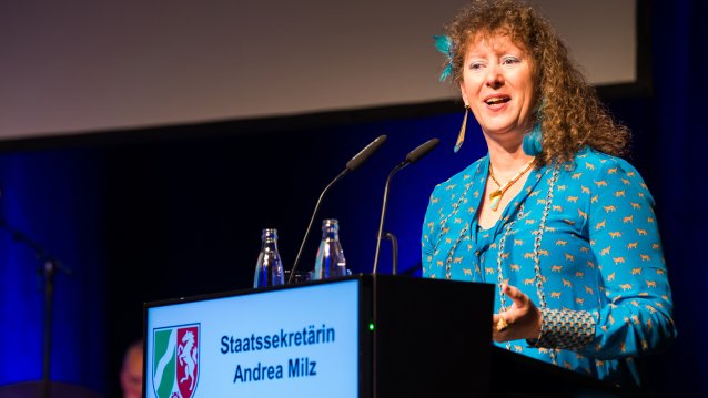 Staatssekretärin Andrea Milz steht am Rednerpult.