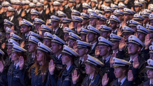 1.920 Polizistinnen und Polizisten des Einstellungsjahrgangs 2016 schwören in der Dortmunder Westfalenhalle ihren Eid auf die Landesverfassung.