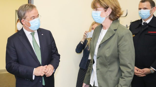 Ministerpräsident Armin Laschet informiert sich über die Arbeit des Gesundheitsamts Köln