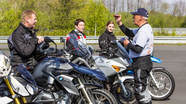 Innenminister Ralf Jäger beim Fahr- und Sicherheitstraining für Motorradfahrer