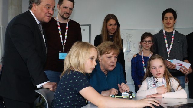 Ministerpräsident Armin Laschet und Bundeskanzlerin Angela Merkel besuchen die Junior-Uni in Wuppertal