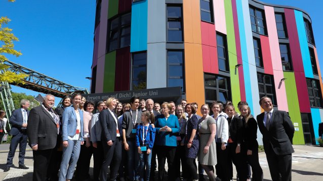 Ministerpräsident Armin Laschet und Bundeskanzlerin Angela Merkel besuchen die Junior-Uni in Wuppertal