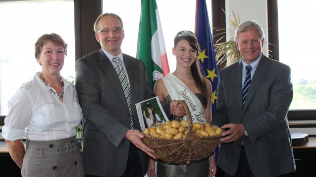 Besuch der Kartoffelkönigin im Umweltministerium