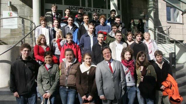 Politik konkret: Schulklasse aus Aachen besucht MInister Armin Laschet in Düsseldorf