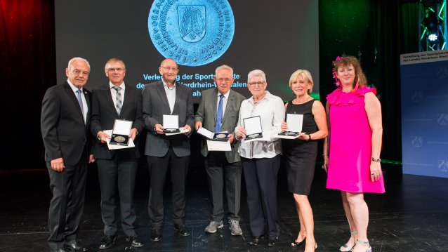 Staatssekretärin Andrea Milz überreicht Sportplakette des Landes Nordrhein-Westfalen