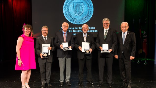 Staatssekretärin Andrea Milz überreicht Sportplakette des Landes Nordrhein-Westfalen