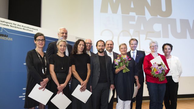 Gruppenfoto mit Minister Garrelt Duin und Preisträgerinnen und Preisträgern des Staatspreises