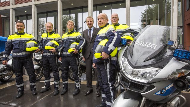 Motorradpolizisten in NRW bekommen neue blaue Uniform, 18.09.2013