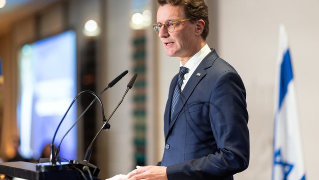 Ministerpräsident Hendrik Wüst spricht bei Chanukka-Empfang des Botschafters Ron Prosor in Berlin