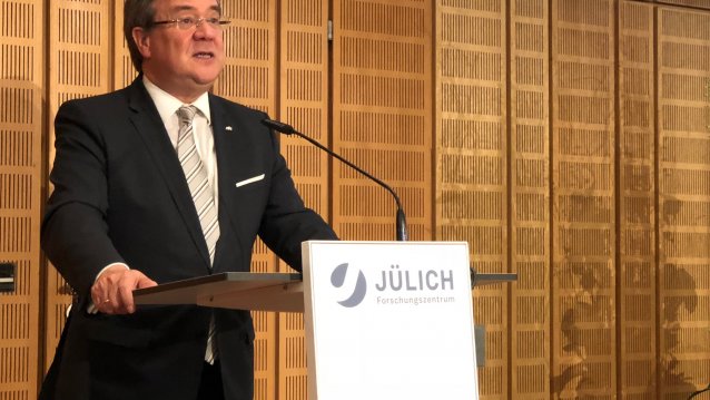 Ministerpräsident Laschet steht am Rednerpult und hält eine Rede zur Gedenkfeier von Peter Grünberg im Jülicher Forschungszentrum.