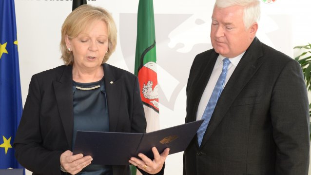 Ministerpräsidentin Hannelore Kraft überreicht den Bundesverdienstorden an Dr. Klaus Engel, 24.02.2014