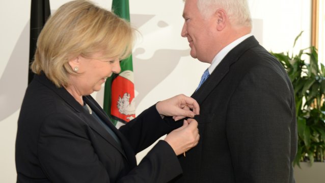 Ministerpräsidentin Hannelore Kraft überreicht Bundesverdienstorden an Dr. Klaus Engel, 24.02.2014