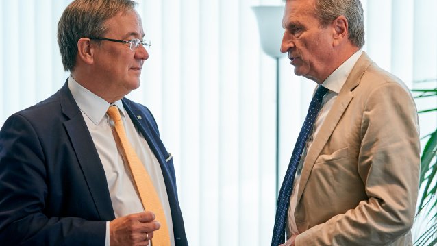 Ministerpräsident Armin Laschet im Gespräch mit EU-Kommissar Günther Oettinger