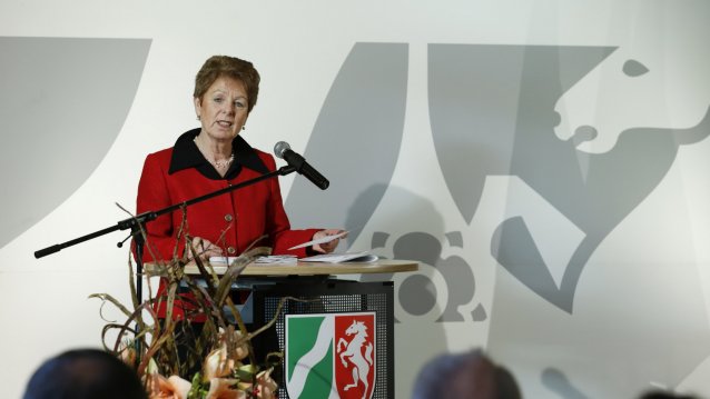 Ministerin Angelica Schwall-Düren überreicht Bundesverdienstorden an 17 Bürgerinnen und Bürger aus Nordrhein-Westfalen, 06.12.2013
