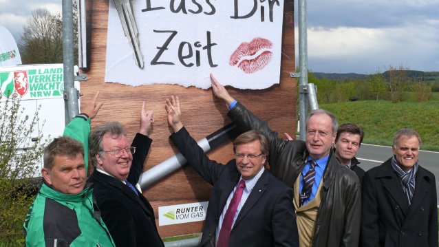 19.04.2012: Minister Voigtsberger unterstützt Plakataktion der Landesverkehrswacht NRW