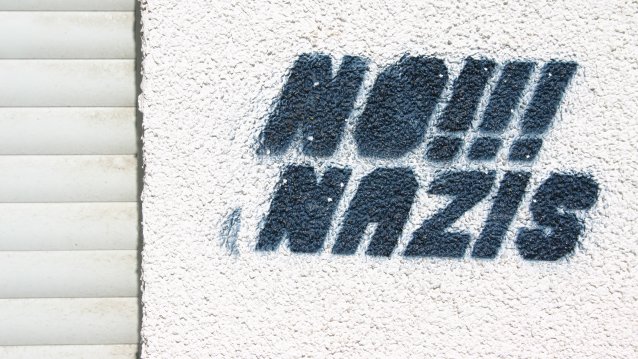 Bild mit Schriftzug No!!! Nazis an eienr Hauswand