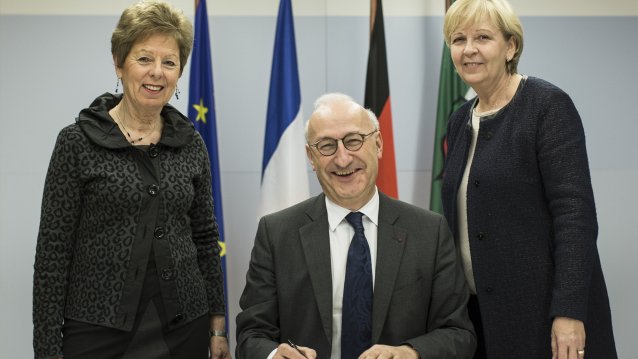 Das Foto zeigt den französischen Botschafter in der Mitte, links Europaministerin Schwall-Düren, rechts Ministerpräsidentin Kraft.