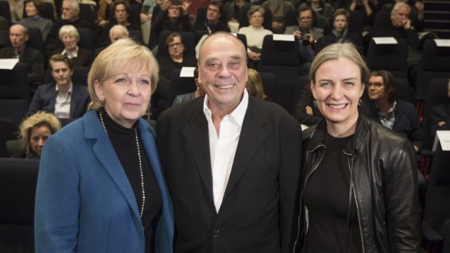 Das Foto zeigt den Künstler Günther Uecker in der Mitte. Links steht Ministerpräsidentin Hannelore Kraft, rechts Dr. Marion Ackermann, Künstlerische Direktorin der Kunstsammlung NRW
