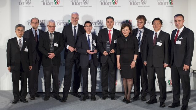 NRW-Wirtschaftsminister Garrelt Duin und die Preisträger posieren für ein Gruppenfoto