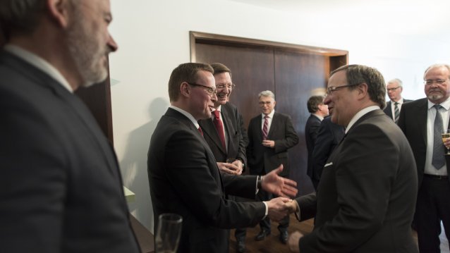 Ministerpräsident Armin Laschet im Gespräch mit Wirtschaftsvertretern aus Deutschland und Belgien