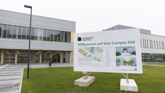 Außenansicht vor einem Informationsplakat der Universität Bielefeld