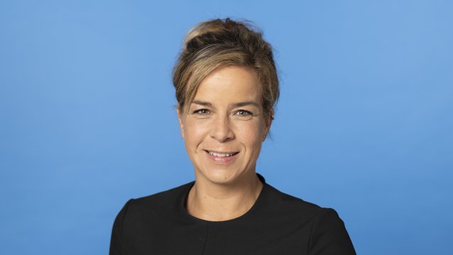 PHB Neubaur, Mona - lächelnd, blauer Hintergrund (2022)