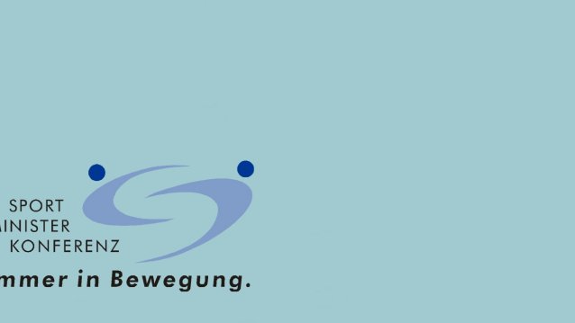 Ein "S" in einem speziellen Design-Logo oben mit 2 blauen Punkten links und rechts. Rechts daneben steht "Sport Minister Kompetenz", unter dem Text und dem Logo steht "Immer in Bewegung". Der Hintergurnd ist in hellblau gehalten.